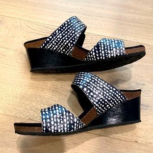 Aetrex black and white wedge heeled shoe. Size 9 1/2. Very comfortable!
